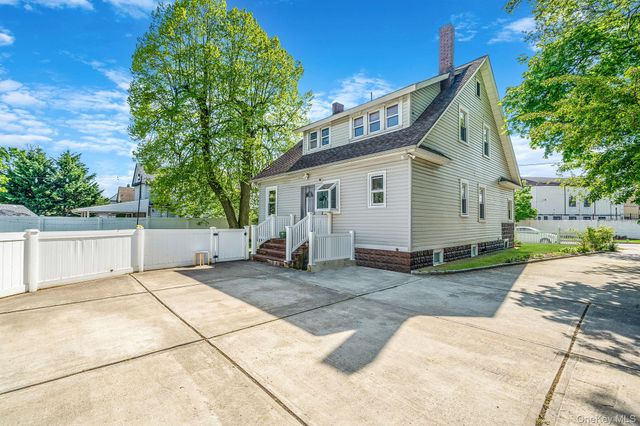 26 Rosedale Avenue, Freeport, NY 11520