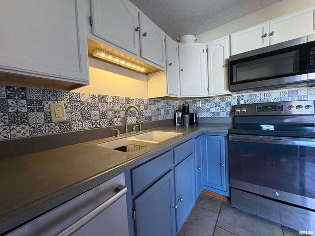 1014 PIONEER Drive, Jacksonville, IL 62650