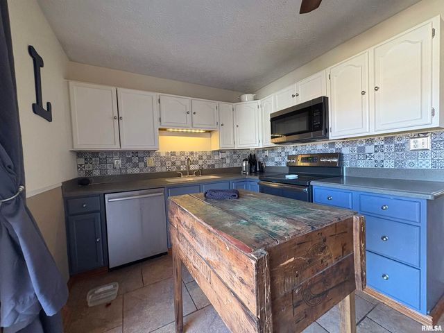 1014 PIONEER Drive, Jacksonville, IL 62650