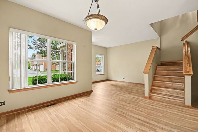 3 4 Seasons Court, Elmhurst, IL 60126