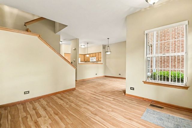 3 4 Seasons Court, Elmhurst, IL 60126
