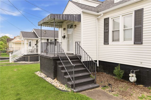 214 S Sycamore St, Mt Pleasant Boro, PA 15666