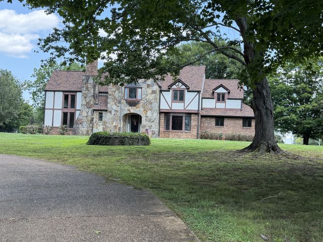 202 Oak Hill Dr, Mcminnville, TN 37110