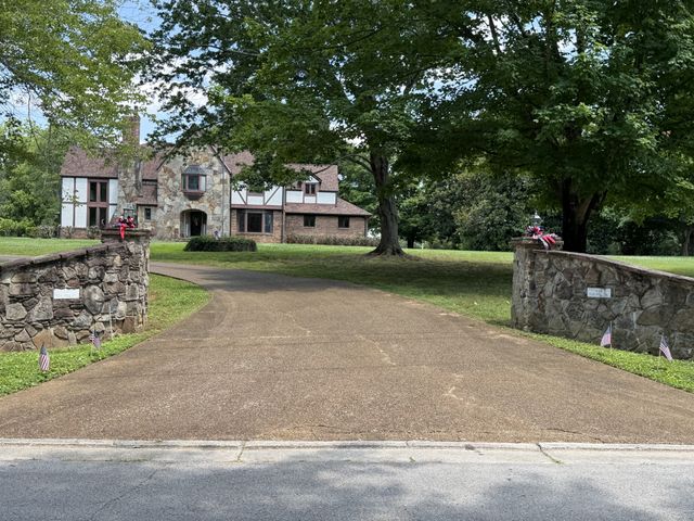 202 Oak Hill Dr, Mcminnville, TN 37110