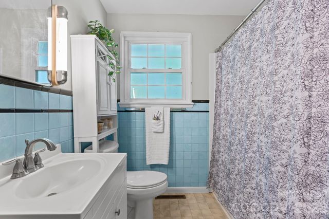 107 Appledore Avenue, Hendersonville, NC 28739