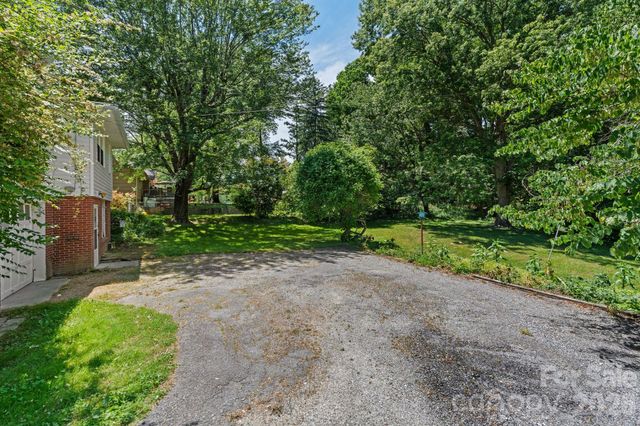 107 Appledore Avenue, Hendersonville, NC 28739