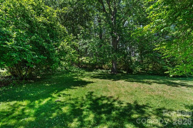 107 Appledore Avenue, Hendersonville, NC 28739