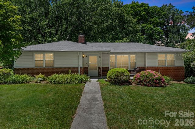107 Appledore Avenue, Hendersonville, NC 28739