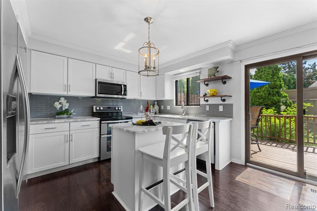 299 Wind Way Drive, Walled Lake, MI 48390
