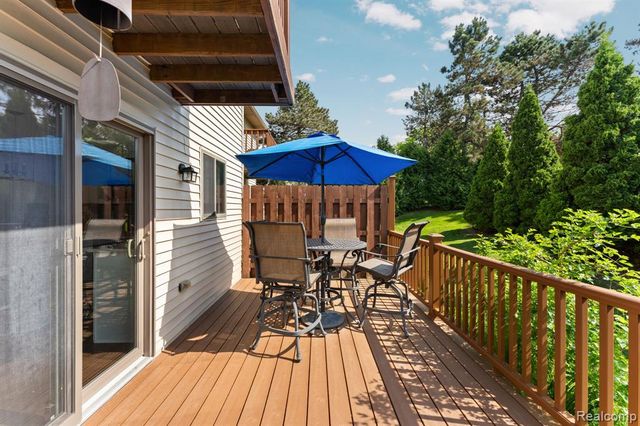 299 Wind Way Drive, Walled Lake, MI 48390