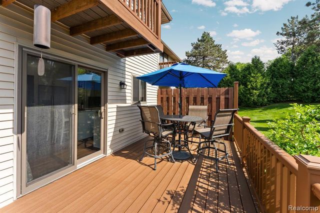 299 Wind Way Drive, Walled Lake, MI 48390