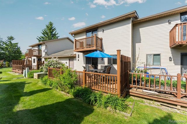 299 Wind Way Drive, Walled Lake, MI 48390