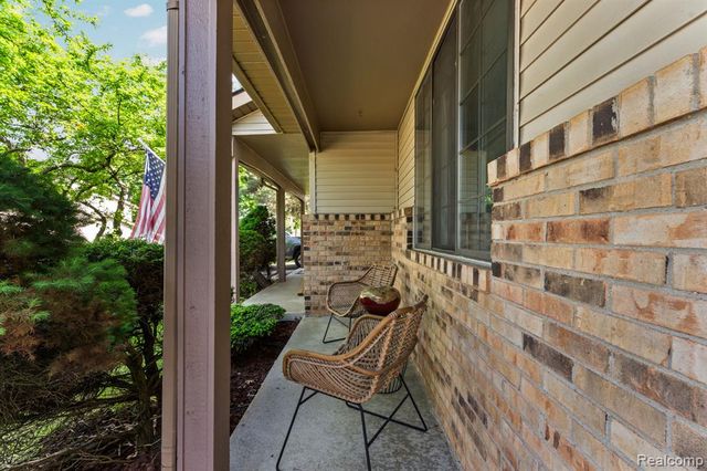 299 Wind Way Drive, Walled Lake, MI 48390