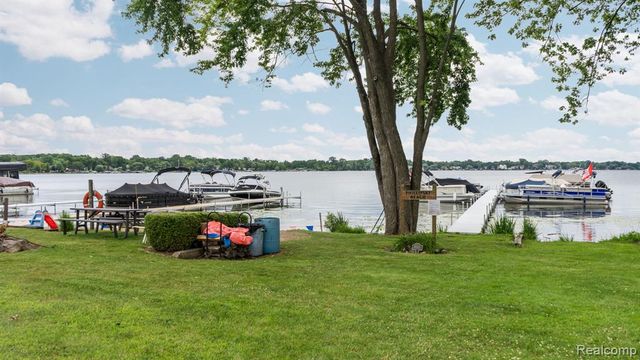 299 Wind Way Drive, Walled Lake, MI 48390