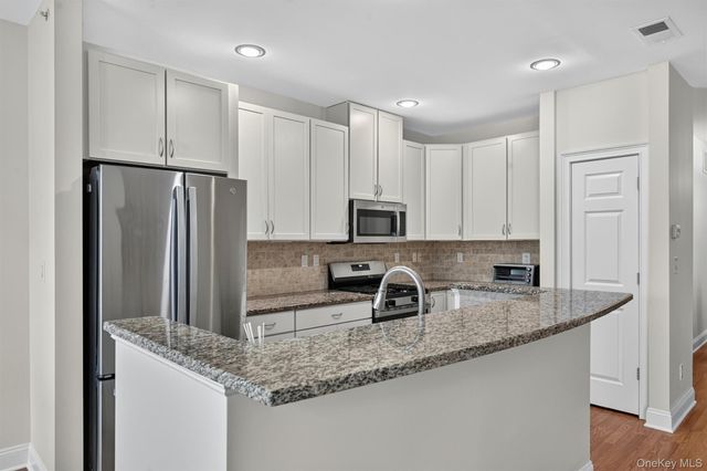 2202 Views Way, Pomona, NY 10970