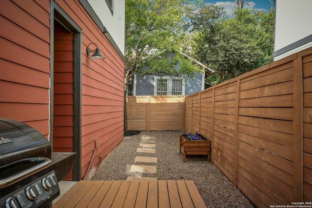 1417 E Crockett St, San Antonio, TX 78202