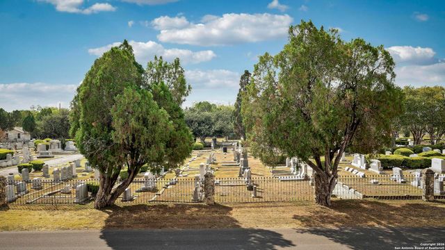 1417 E Crockett St, San Antonio, TX 78202