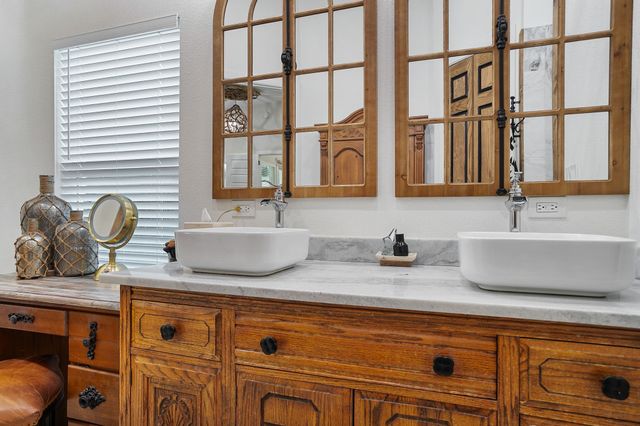 904 S Brazos Street, Weatherford, TX 76086