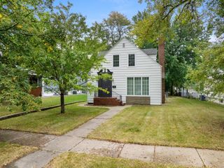 211 9th St SE, Minot, ND 58701