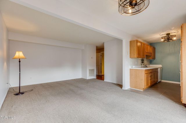 206 Cambridgeshire Court, Johnson City, TN 37615