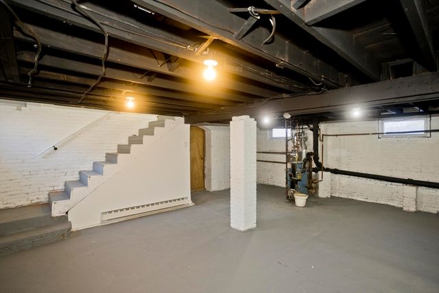 566 Broadway St, Chicopee, MA 01020