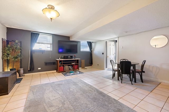 745 Sunbury Road, South Elgin, IL 60177