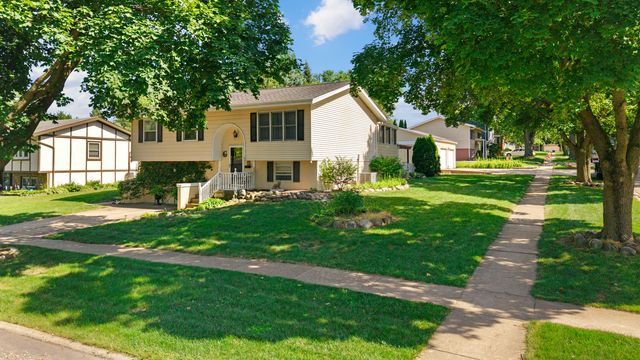 745 Sunbury Road, South Elgin, IL 60177
