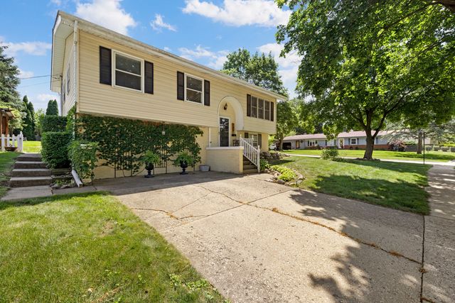 745 Sunbury Road, South Elgin, IL 60177