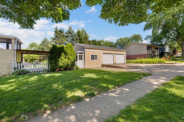 745 Sunbury Road, South Elgin, IL 60177