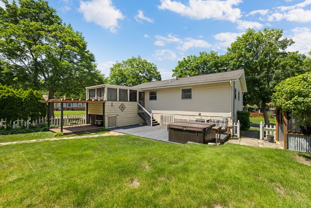 745 Sunbury Road, South Elgin, IL 60177