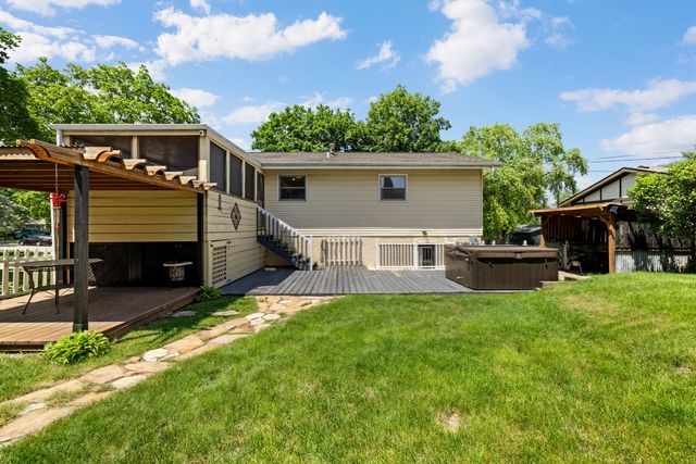 745 Sunbury Road, South Elgin, IL 60177
