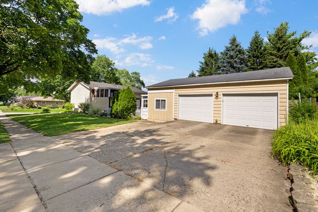 745 Sunbury Road, South Elgin, IL 60177