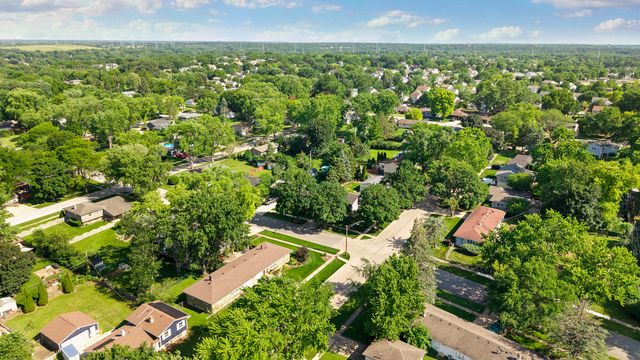 745 Sunbury Road, South Elgin, IL 60177
