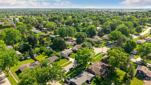 745 Sunbury Road, South Elgin, IL 60177