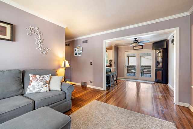 745 Sunbury Road, South Elgin, IL 60177