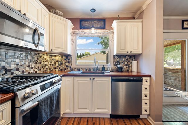 745 Sunbury Road, South Elgin, IL 60177