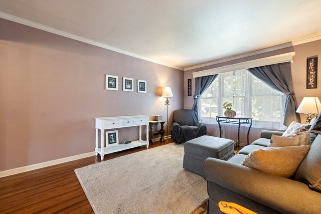 745 Sunbury Road, South Elgin, IL 60177