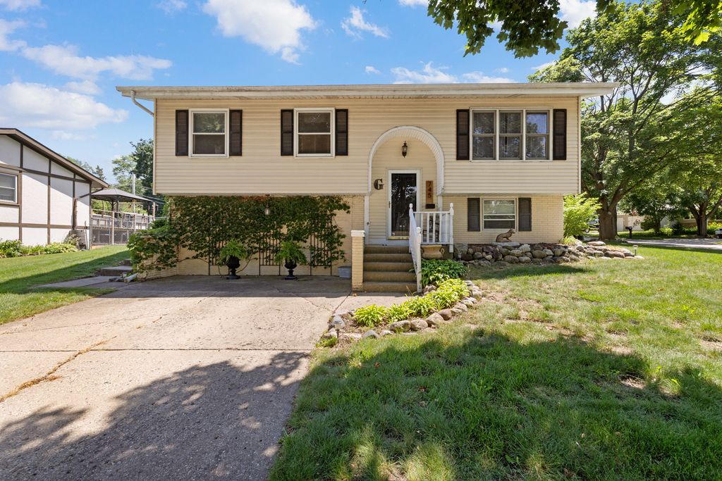 745 Sunbury Road, South Elgin, IL 60177