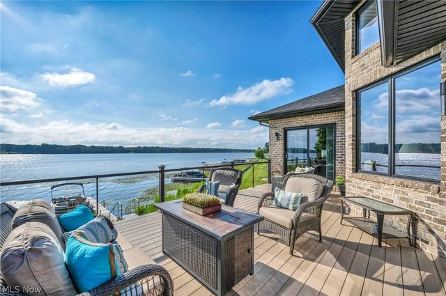1004 Waters Edge Drive, Columbiana, OH 44408