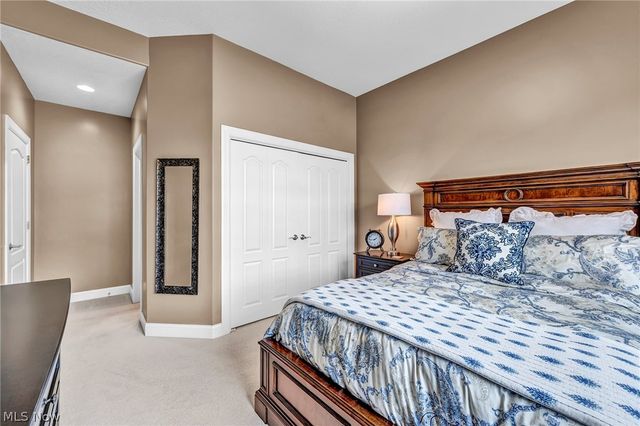 1004 Waters Edge Drive, Columbiana, OH 44408