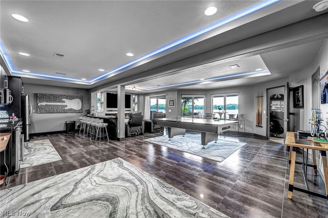 1004 Waters Edge Drive, Columbiana, OH 44408