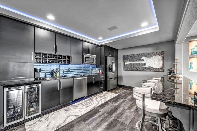 1004 Waters Edge Drive, Columbiana, OH 44408