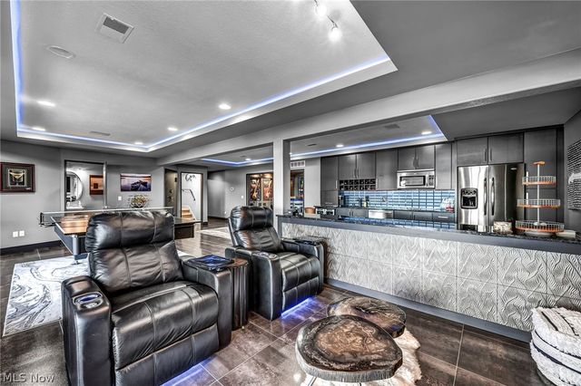 1004 Waters Edge Drive, Columbiana, OH 44408