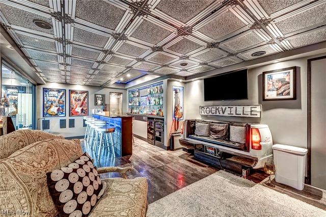 1004 Waters Edge Drive, Columbiana, OH 44408