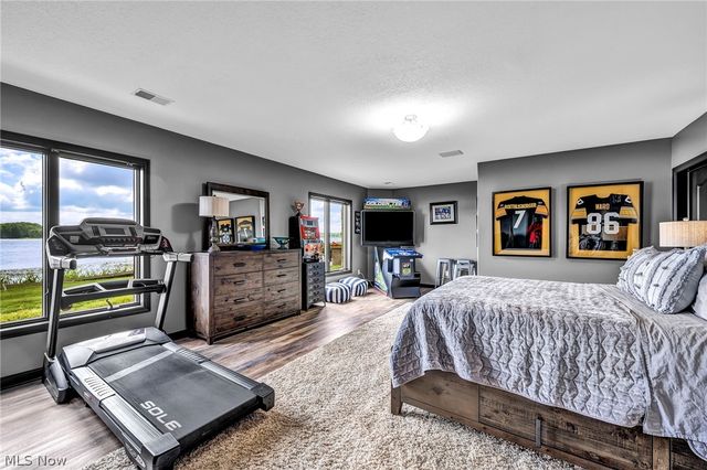 1004 Waters Edge Drive, Columbiana, OH 44408