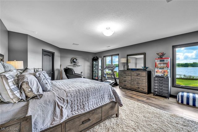 1004 Waters Edge Drive, Columbiana, OH 44408