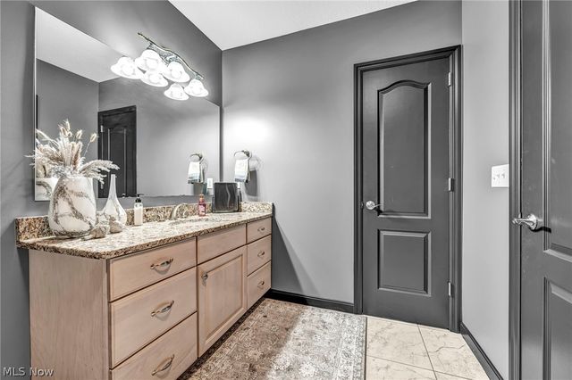 1004 Waters Edge Drive, Columbiana, OH 44408