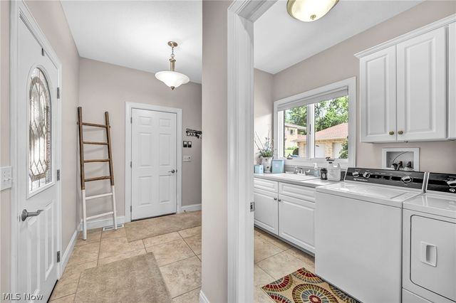 1004 Waters Edge Drive, Columbiana, OH 44408