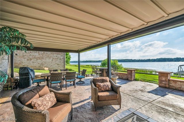 1004 Waters Edge Drive, Columbiana, OH 44408