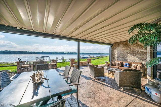 1004 Waters Edge Drive, Columbiana, OH 44408